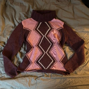Stickad tröja  - Vintage stickad tröja med krage och mönster. Storlek 42/44 men passar mig som brukar ha S/M bra. 