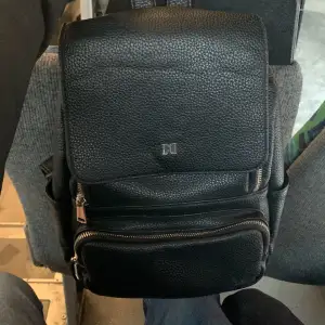 Dondonna väska med svart läder