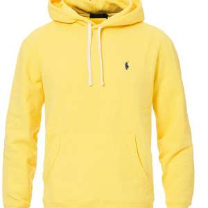 Hej!  Säljer nu min gula Ralph lauren hoodie🙌 tveka inte på att kontakta mig ifall du har några funderingar 🤝