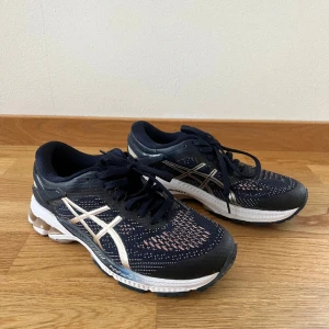 ASICS Springskor  - Springskor ifrån ASICS. Använda fåtal gånger men finns inga tydliga tecken användning. Storlek 37.5 