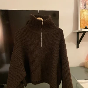 Stickad tröja  - Så fin stickad tröja, varmt och tjock i materialet.🤎