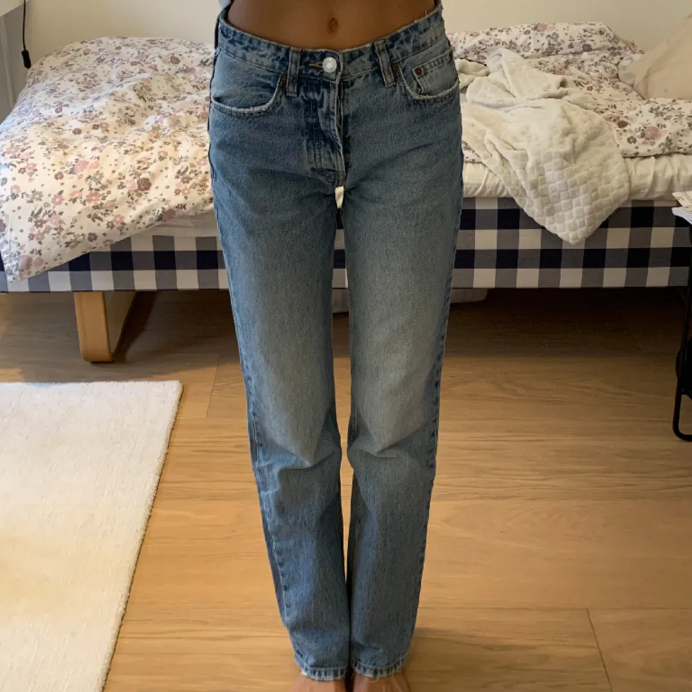 Ljusa midwaist jeans från Zara i storlek 34. Sitter så snyggt på! Välanvända men fortfarande i väldigt bra skick!  Säljer pga lite för små i storleken för mig. . Jeans & Byxor.