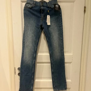 jeans  - säljer dessa helt oanvända mid waist jeansen, med lappen kvar 🤗🩷
