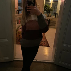 STICKAD TRÖJA🫶🏻 - Perfekta skickade tröjan🔥 PASSA PÅ!! Kontakta vid frågor eller funderingar 😻