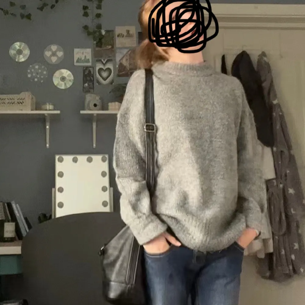 Från lager 157, använd en gång. Säljs då den ej kommer till användning då jag har en liknande 🫶skriv vid frågor eller funderingar ❤️❤️ganska oversized så passar som en vanlig S skulle jag säga. Stickat.