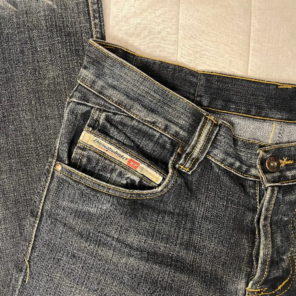 Lowrise, utsvängda diesel jeans som är i bra skick trots mycket använda. Storlek 32 herr (passar bra på tjej också) fast avklippta.  Innerbenslängd: ungefär 72 cm. Midjevidd: ungefär 84 cm. Pris + frakt.  Made in Italy.  (Finns mer bilder). Jeans & Byxor.