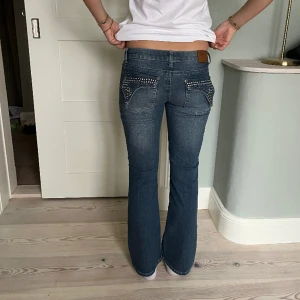 Lågmidjande jeans - Snygga lågmidjande jeans med detaljer på fickorna!💗 Jeans nr 2 Midjemått (rätt över): 37 Innerbenslängd: 76 Lårmått (rätt över): 22 Skriv om ni har några frågor💗