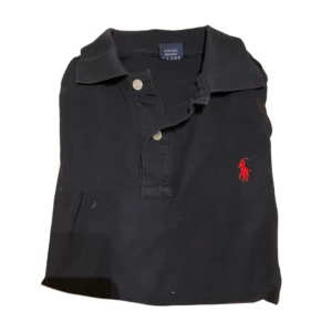 Ralph Lauren Piké Marinblå/Röd - Pris: [299] Cond: [8/10] (Passar M) Sjukt snygg piké från Ralph Lauren som garanterat komma hålla sossarna och miljöpartisterna borta! Välkommen att kontakta oss för mer info! 👊