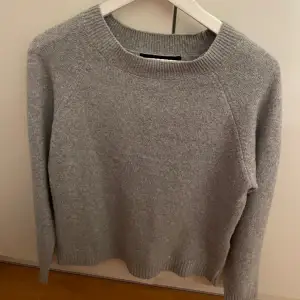 Säljer en grå stickad tröja från vero Moda!! Som ny, knappt användt och inte nopprig🤩köptes för 249kr, därav säljer jag den för 120kr🥰🥰har storlek xs i den