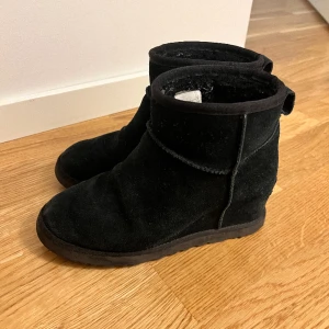 Uggs med klack  -  Uggs med osynligklack 🖤Fint skick🖤 Nypris 2000 🖤Pris nu 400 ✨ Priset kan diskuteras vid smidig affär✨ 