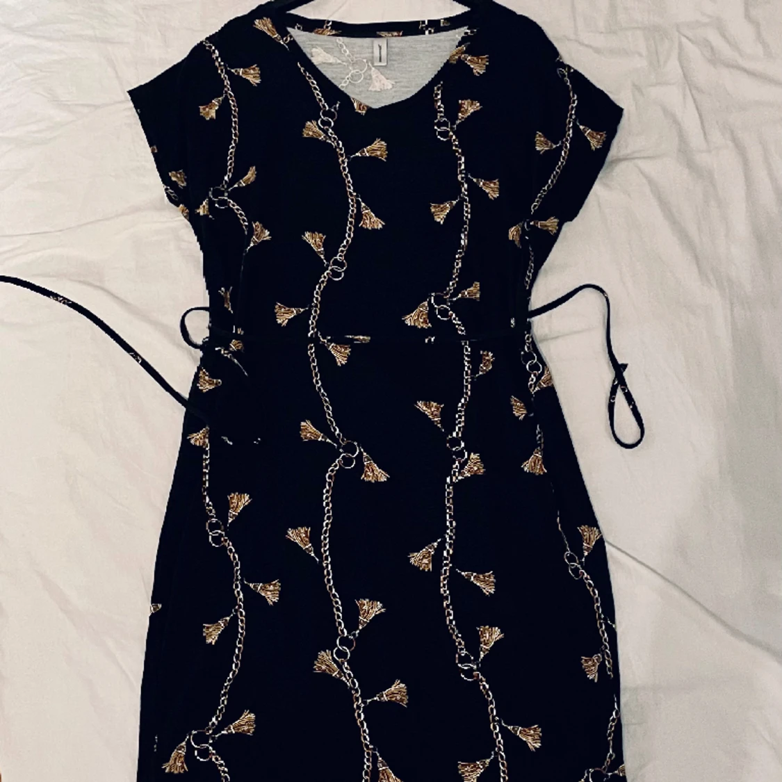 Svart klänning med guldgult mönster från Soyaconcept, stlk S - 91