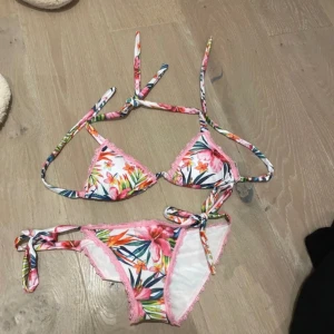 Bikini - Snygg bikini från love by lola, oanvänd med lapparna kvar! 