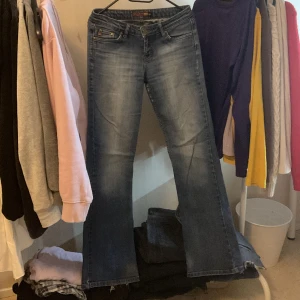 Lågmidjade jeans - Lågmidjade jeans från blend she. Säljer då jag inte använder dom☺️ köparen står för frakten