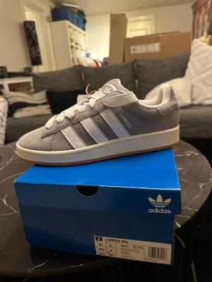 Adidas Campus00s  - Säljer dessa adidas Campus00s i färgen grå. Helt nya, varken testade eller använda (DSWT). Allt orginal ingår!