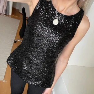 Glittertopp - Glittertopp i nyskick! Så snygg och perfekt till nyår🖤✨