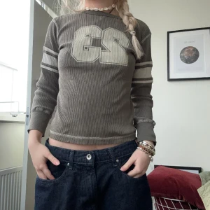 sporty 23 longsleeve topp - Has no size tag but i wear a size xs-s on tops and it fits perfectly :) it is stretchy so it would fit an M