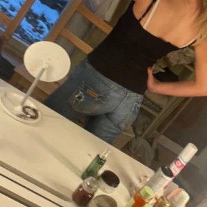 Lågmidjade utsvängda jeans  - Jättte fina Lågmidjade ljusblå jeans i storlek 36 dom är långa på mig som är 170! Hör av dig för mer info❤️