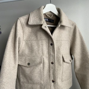 Zara jacka - En zara jacka som är använd få tal av gånger, säljer för kommer aldrig till användning och lite för liten för min smak🤍