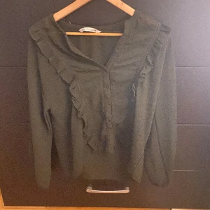 Zara blus - Mörkgrön zara blus som sitter så fint❤️
