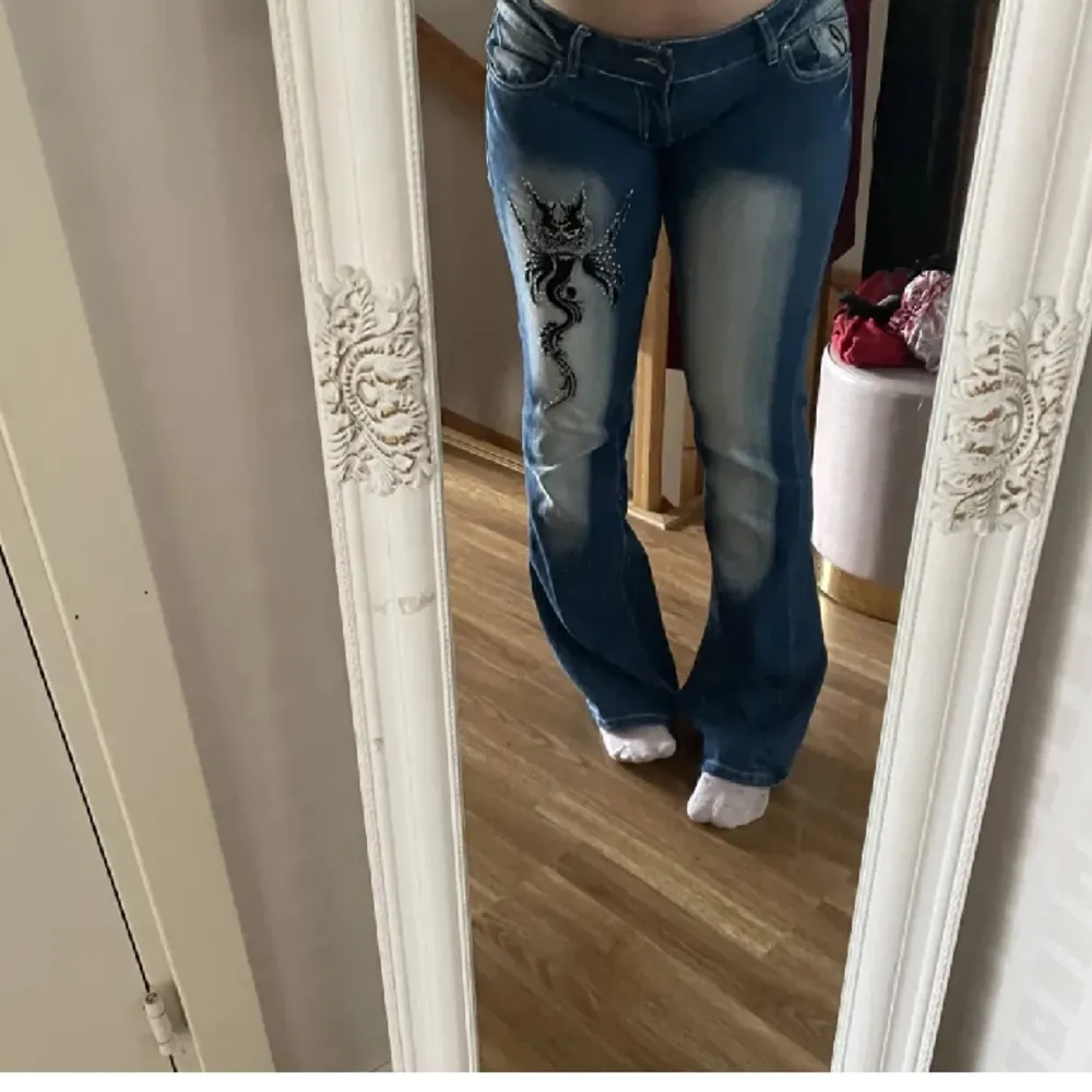 Världens snyggaste äkta Crazy ages jeans, köpta här på pluck och sitter som en drömm. Sitter jätte fint speciellt övet låren och rumpan Midjemått rakt över: 44 cm, Saknar knappt nåra stenar och är lagom långa. Pruta gärna!! Läs bion🥰🥰. Jeans & Byxor.