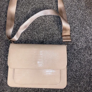 Väska  - En beige väska med mycket utrymme i💕
