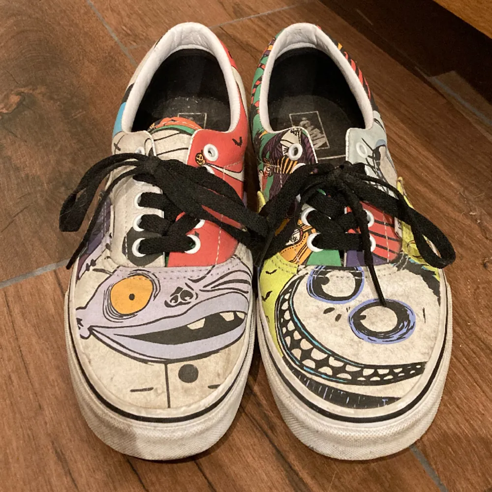 Några år gamla vans från deras nightmare before christmas collab, använder dom aldrig då dom är för små 😢😢Bra skick men lite smutsiga, går nog att tvätta ganska enkelt dock!!. Kengät.
