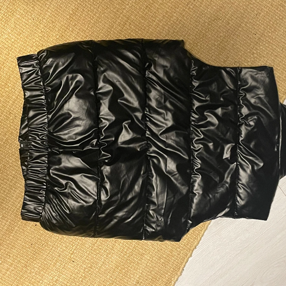 svart shiny puffer väst - 90