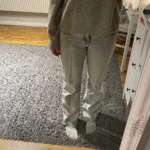 Jeans - Från stradavarius. Lågmidjade och raka