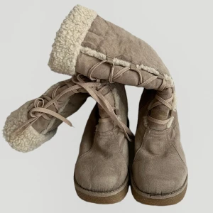 Demonia liknande skor  - Unika varma vinterskor med päls-liknande detaljer och snörning. 