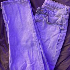 Säljer dessa ur snygga Low waist straight jeans ifrån Ginatricot. Nypris 500kr, mitt pris 250. Använda några gånger, skick 9/10💕  Använd gärna köp nu 