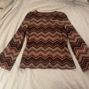 Tröja med Missoni mönster - Super fin tröja som liknar Missoni mönstret med lite utsvängda ärmar. Finns ingen lapp i men tröjan passar s/m beroende på hur man vill att den ska sitta. (Jag är en s och den sitter lite löst på mig)