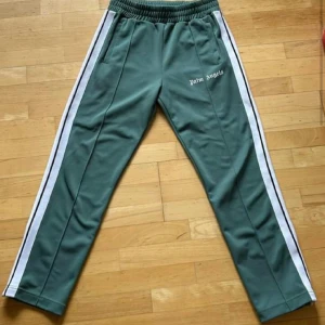 Palm angels byxor L - Säljer ett par Palm angels track pants i storlek L, använda en del men inga direkta spår av användning, inga flaws eller liknande. Köpta på antonioli så självklart äkta, orderbekräftelse finns och qr kod.  Skickas mot frakt