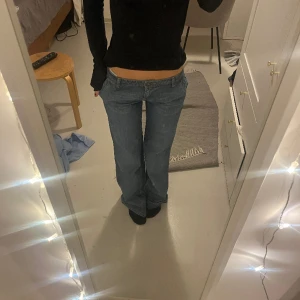 Lågmidjade bootcut jeans  - Lågmidjade bootcut jeans som är helt nya! Midjemått 35cm rakt över, innerbenslängd 83cm