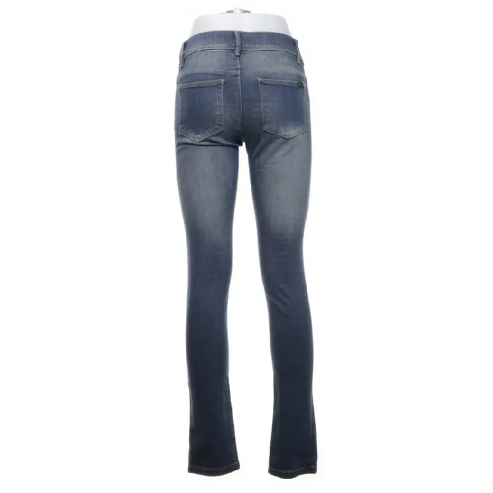 Jättefina jeans köpta på sellpy ❤️ fick hem nyss så har aldrig använt de! Lågmidjade. Jeans & Byxor.