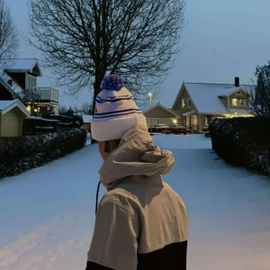 Jacka  - Tja, säljer denna feta skidjacka från märket Dope i utmärkt skick utan några defekter, Köpte jackan ny för 1800 kr - mitt pris endast 850 kr. Modellen på bilden är 182 cm, hör gärna av er vid frågor och funderingar. Priset är diskuterbart vid snabb affär🎿