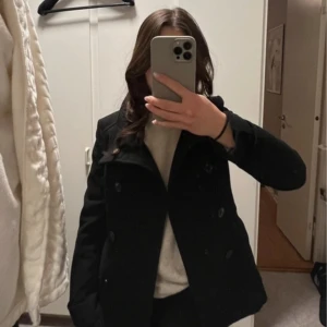 Kappa  - Jättesnygg kappa jag använde förra vintern, dock har jag en annan nu så den ligger bara i garderoben. Eftersom det är vinter nu så kan den säkert komma till användning hos någon annan. Storleken är XS men jag hade sagt att den passar S också 🩷