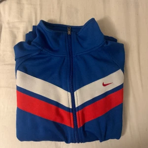 Nike kofta  - En oanvänd Nike kofta i storlek M. 