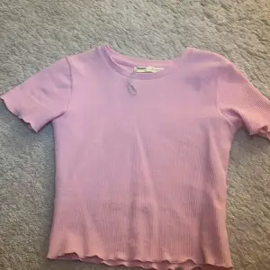 Rosa t-shirt i storlek xs ifrån Pull&Bear. Använd cirka 2 gånger❤️