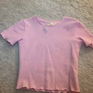 Rosa t-shirt  - Rosa t-shirt i storlek xs ifrån Pull&Bear. Använd cirka 2 gånger❤️