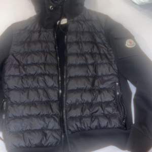 Moncler jqcka ny skick storlek S kvitto finns orginal pris 9000