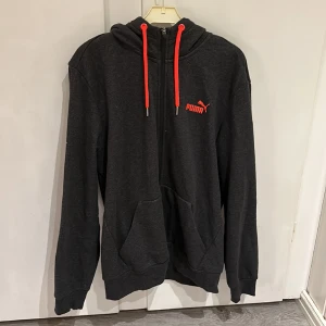 Huvtröja Puma storlek L, fint skick!  - Sweatshirt med luva i jätte fint skick! Storlek L  