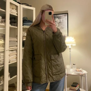 Quiltad jacka - Supercool quiltad jacka från Zara❤️‍🔥Kan vändas ut och in för att få en annan färg på jackan! Storlek S. Köparen står för frakt. 