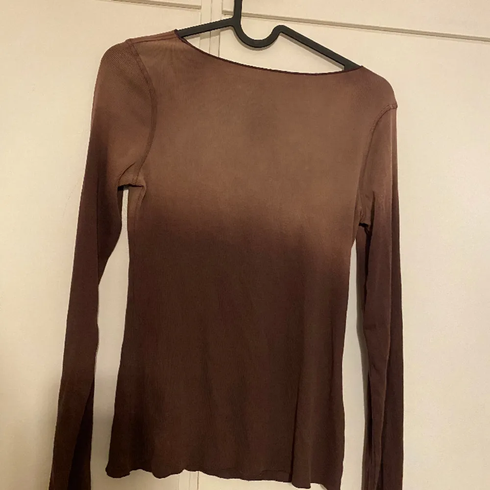En jättefin tröja i ombre från WEEKDAY🌟 Köpt från Sellpy i nyskick, och har aldrig använt den. Säljer den då den tyvärr inte kommer till användning!  🌻Storlek: S 🌻Märke: WEEKDAY 🌻Inga defekter vad jag kan se 🌻Köpt för 85 kr 🌻Köparen står för frakten!. Tröjor & Koftor.
