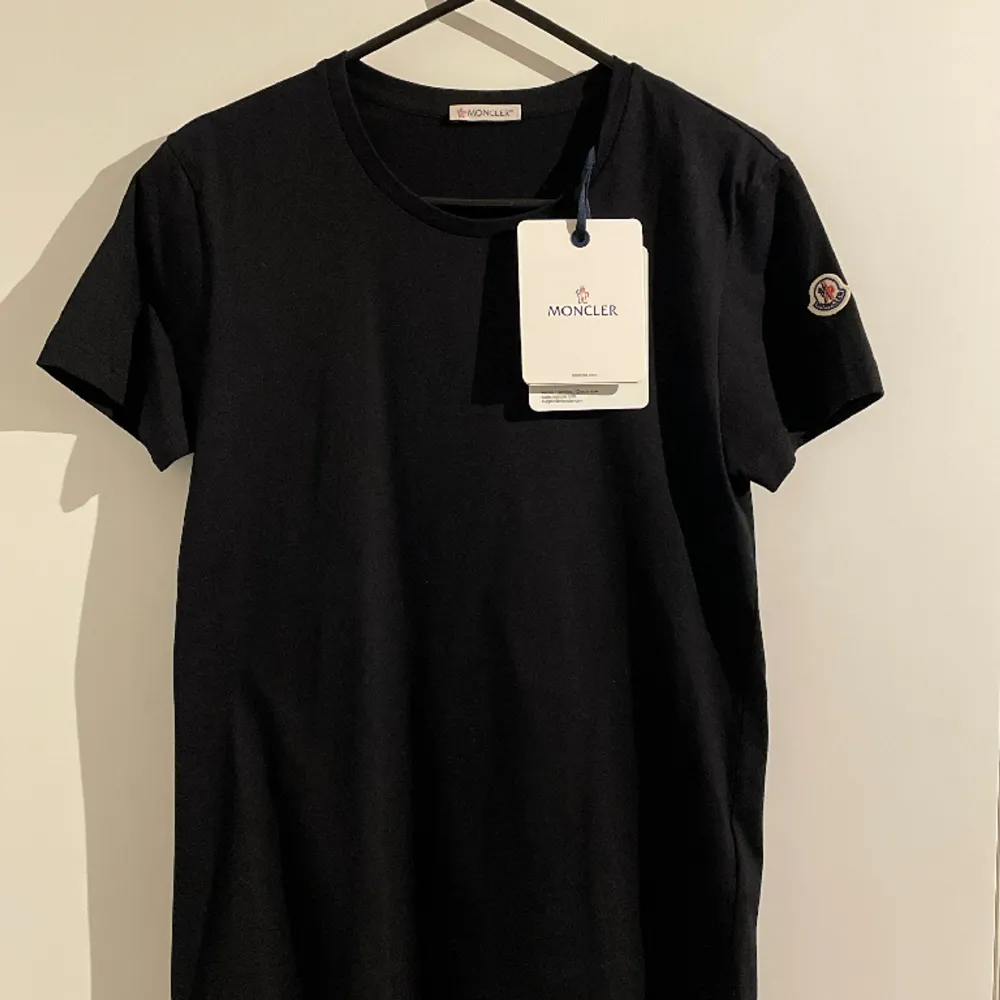 En oanvänd moncler Tshirt som inte kommit till någon användning 💕 Prislapp och kvitto finns. Nypris: 2400kr. T-shirts.