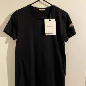 En oanvänd moncler Tshirt som inte kommit till någon användning 💕 Prislapp och kvitto finns. Nypris: 2400kr