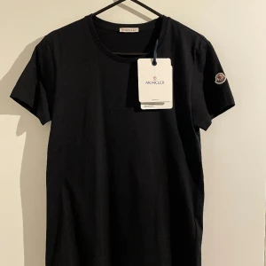 Moncler Tshirt - En oanvänd moncler Tshirt som inte kommit till någon användning 💕 Prislapp och kvitto finns. Nypris: 2400kr