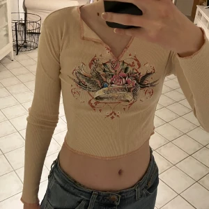 Långärmad topp - Aprikosfärgad topp från Urban outfitters. Är använd men har inga defekter