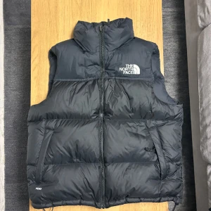 The north face 1996 Retro Nuptse Vest Black - Köpt 2019 men nästan aldrig använd Kostade 3100 nypris