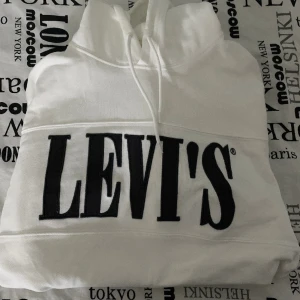LEVIS HOODIE - Knappt använd, är i storlek S, inga hål och inga missfärgningar. Pris kan diskuteras