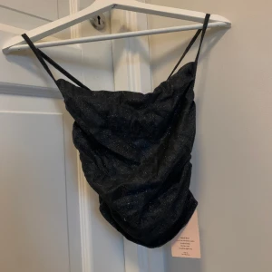Glittrig fest topp - Säljer denna helt nya glittriga festtoppen från shein! Perfekt till nyår eller bara fest 🤍 den är korsad i ryggen och är väldigt glittrig 🤍🤍 hör av er vid frågor eller mer bilder! 